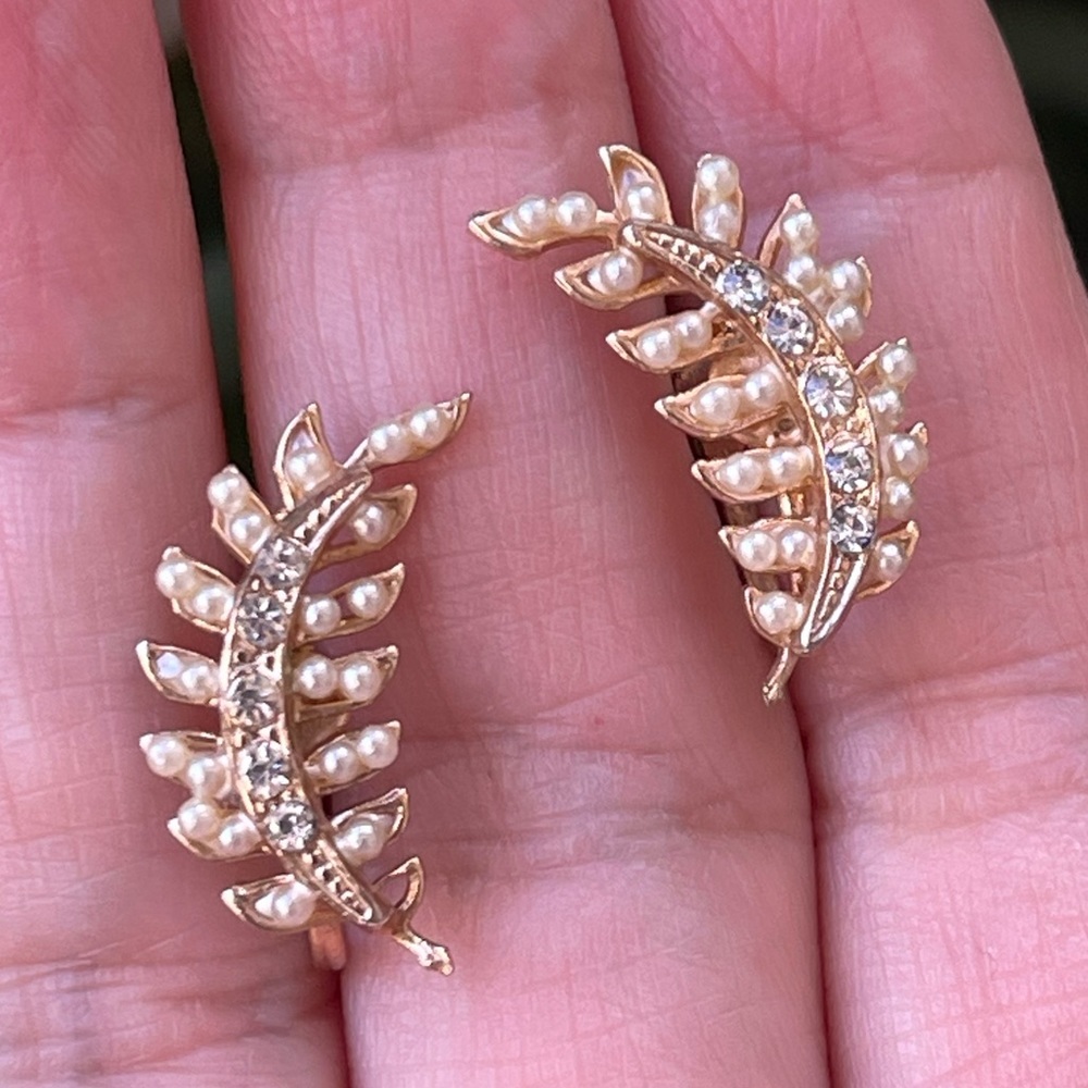 1950s style faux seed pearl & diamanté screw back gold tone metal earrings